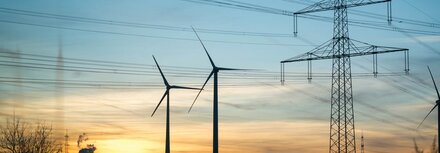 Stromleitungen und Windräder