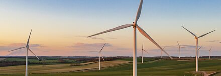 Windräder auf sonnenbeschienen Feldern