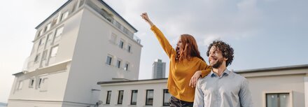 EWE business Kombi Eine Frau reckt die Faust, daneben ein Mann, beide freuen sich