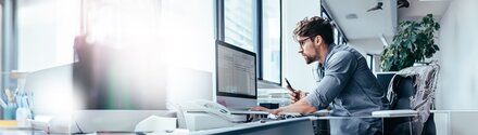 Ein Mann in einem Büro