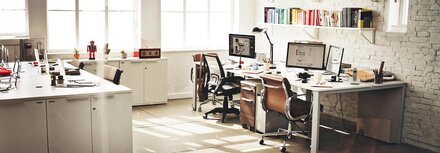 Ein leeres, sonnendurchflutetes Büro