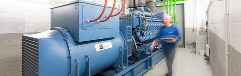 Whitepaper Flexibilitätsvermarktung Ein Mitarbeiter vor einem BHKW