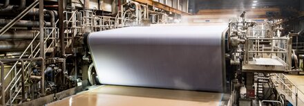 Power-to-Heat Eine Industriehalle von innen mit Walzwerk