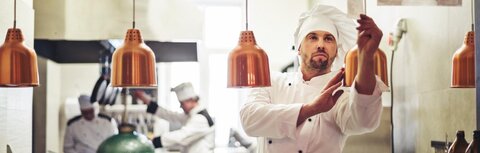 EWE business Gas 12 Ein Koch, der die Bestellungen prüft