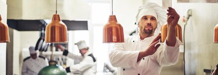 Ein Koch, der die Bestellungen prüft