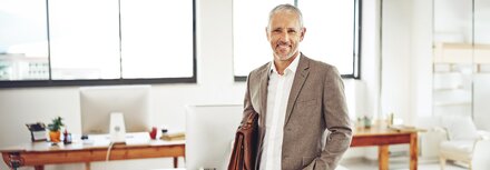 EWE business Gas flex Ein Mann mit Aktentasche in einem Büro