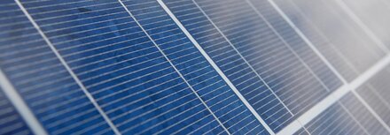 Bläulich schimmernde Solarmodule