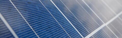 Solarpflicht für Unternehmen Bläulich schimmernde Solarmodule