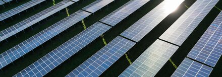 Photovoltaik-Flächenanlage aus der Vogelperspektive