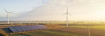 Energie für Batteriespeicher Windräder und PV-Anlagen auf Freifeldern