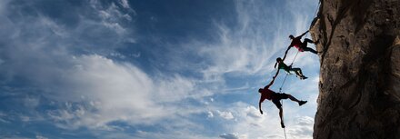 Partner Energy Eine Seilschaft an einem Felsen im Gebirge