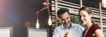 Energie Ersatzversorgung von EWE - junges Paar unter einer Beleuchtung