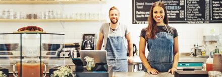 EWE business Strom für Gewerbekunden Eine Bäckerin und ein Bäcker in einem Bäckergeschäft