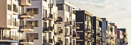 Energie für die Wohnungswirtschaft Eine moderne Front von Wohngebäuden