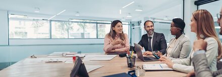 Ein Meeting mit mehreren Personen an einem Konferenztisch