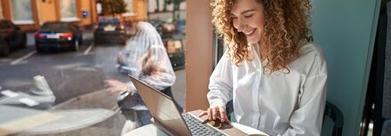 Frau im Café am Laptop