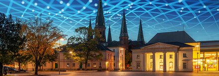 Internetknoten Nordwest IX Bildkomposition von Stadt und Datennetz als Himmel