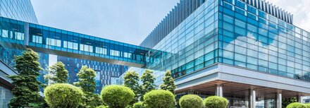 SD-WAN-Lösung von EWE Aussenansicht gläserndes Gebäude
