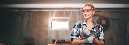 DSL von EWE Freundliche Handwerkerin in Werkstatt