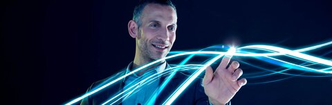 Gute Gründe für Glasfaser von EWE Stilisiertes Bild von Mann, der Internetverbindung berührt