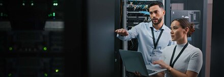 EWE Cyber Security Scan Mann und Frau mit einem Laptop in einem Serverraum