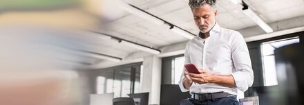 EWE Mailscan+ Mann im weißen Hemd am Handy