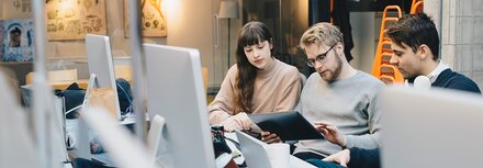 EWE Managed Firewall Drei Personen schauen auf ein Laptop im Büro