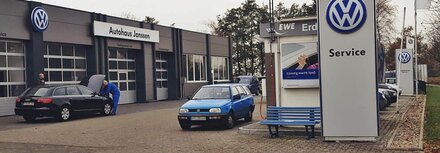 Autohaus Janssen Eine Frau und ein Mann besprechen etwas auf einer Bildschirm in einer Werktstatt