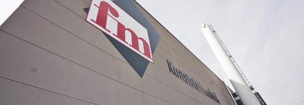 fm Systemmöbel Eine Gebäudefront von fm Systemmöbel mit Firmenschild