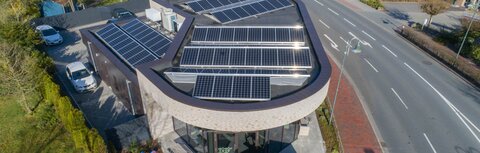 EWE business Referenz Müller & Egerer PV Firmengebäude von oben mit PV-Anlage