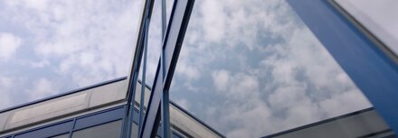 EWE business Referenz AHD Blick auf leicht bewölkten Himmel und Gebäude