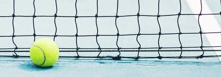 EWE business Referenz Beckedorfer Tennis Tennisball vor einem Netz