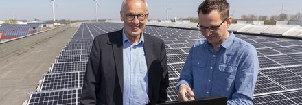 EWE business Referenz Hase Zwei Männer vor PV-Anlage