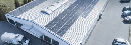 Greetsieler Eiscreme Das Hallendach mit PV-Elementen der Firma Greetsieler Eiscreme aus der Luft