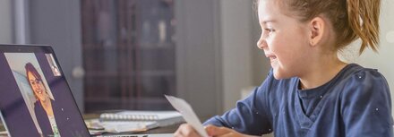 Netzwerk ABC Ein Mädchen interagiert am Rechner mit ihrer Lehrerin.