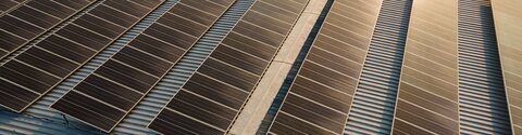 Webinar zu Direktvermarktung von Strom Dunkle PV-Paneele auf einem Hallendach