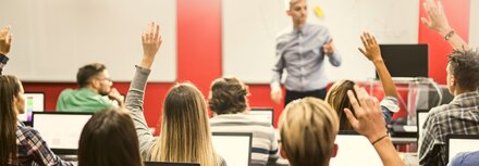 Digitalisierung der Berufsbildenden Schulen Ammerland durch EWE In einem Klassenzimmer sitzen jugendliche Schülerinnen und Schüler an Laptops.
