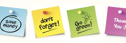 Vier Post-its in verschiedenen Farben mit den Textteilen: Don't forget, save money, go green, thank you!
