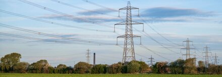 Strommasten auf einer grünen Wiese