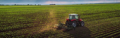 Direktvermarktung optimieren: 5 Fragen und Tipps im Frühjahr Luftaufnahme eines Traktors auf einem Kultivierungsfeld im Frühling