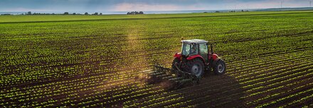 Direktvermarktung optimieren: 5 Fragen und Tipps im Frühjahr Luftaufnahme eines Traktors auf einem Kultivierungsfeld im Frühling