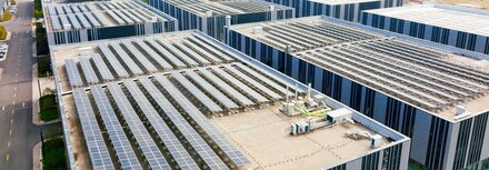 Energieautarkie für Unternehmen Dächer mehrerer gewerblicher Gebäude, die mit PV-Module bestückt sind