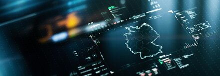 Eine digitalisierte Deutschlandkarte vor dunklem Hintergrund