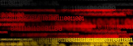 BSI-Bericht: Die Zahl der Cyberangriffe hat sich erhöht. Deutsche Flagge mit binären Zahlenreihen im Vordergrund
