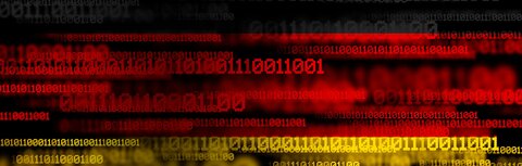BSI-Bericht: Die Zahl der Cyberangriffe hat sich erhöht. Deutsche Flagge mit binären Zahlenreihen im Vordergrund