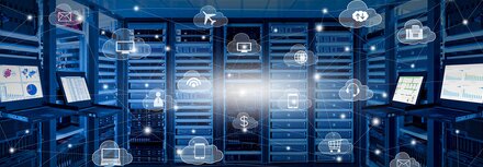 Dennis Prior IT-Engineering & Automation Icons, die die digitalisierte Welt darstellen, dahinter Serverschränke in blauem Licht