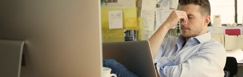 Cyberkriminalität: Die Gefahr aus dem Netz wächst Ein Mann sitzt am Schreibtisch vor einem Monitor in einem Büro ärgert sich über einen erfolgreichen Hackerangriff auf sein Unternehmen