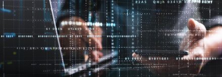 IT-Sicherheit mit einer Managed Firewall Eine Person arbeitet an Laptop und Handy, nur die Hände sind zu sehen, im Vordergrund stilisierte IT-Prozesse mit Linien und Zahlen