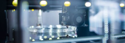 3D-Druck für die Herstellung von Leuchten Eine Leuchte entsteht in einem 3D-Drucker