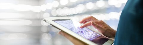 Lichtpotenziale voll ausschöpfen Nutzerin steuert per Tablet die Beleuchtung